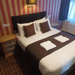 Benachbartes Familien-Zimmer mit Kingsize-Bett
